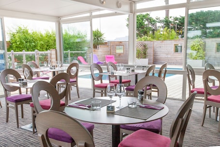 供应早餐、午餐和晚餐,法国菜,泳池景观