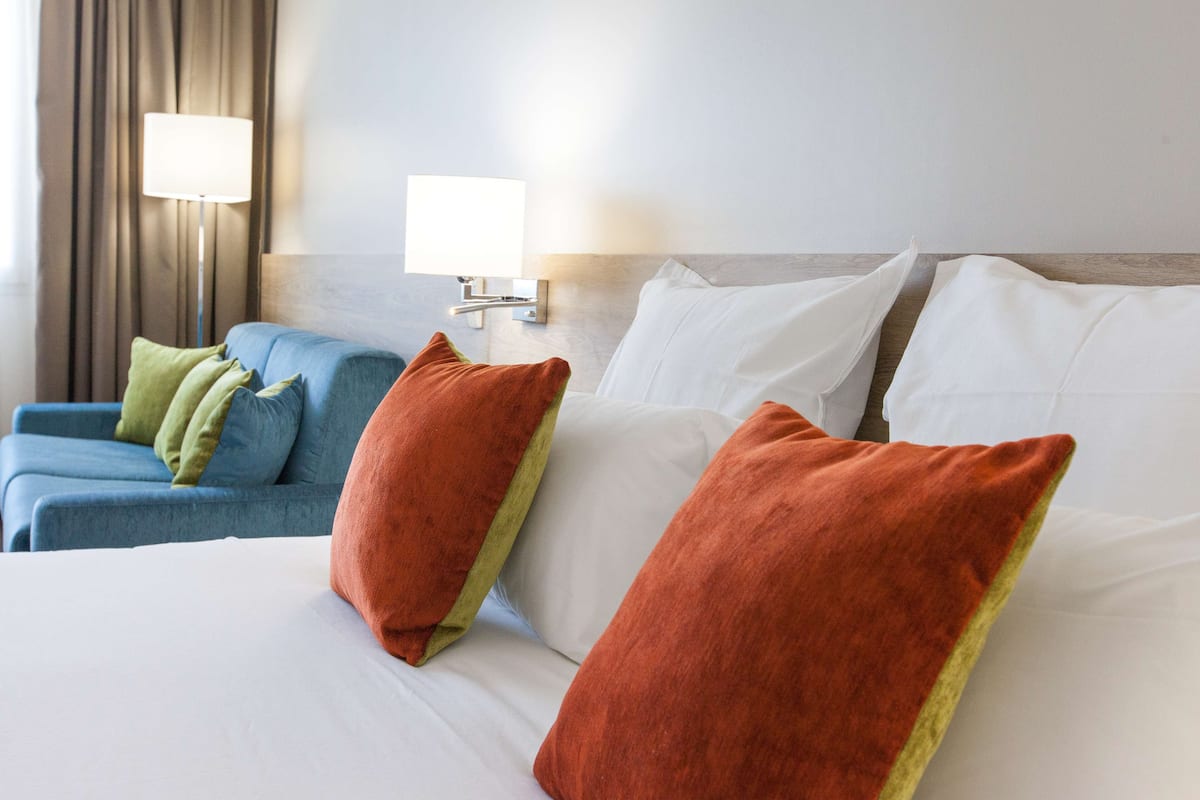 executive room, 1 king bed, non smoking (shower only) | room amenity