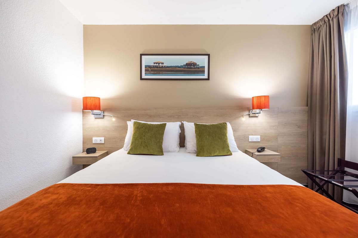 Classic Room, 1 Queen Bed, Non Smoking, Bathtub | 1 bedroom, premium bedding, individually decorated