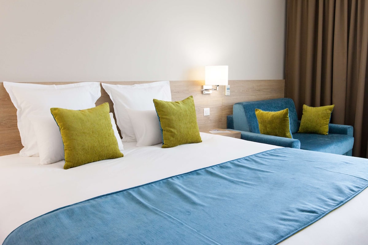 superior room, 1 king bed, non smoking (shower only) | 1 bedroom, premium bedding, individually decorated