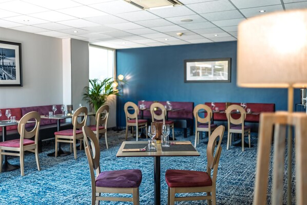 A restaurant with booths and tables, some with wine glasses. - Best Western Hotel Le Bordeaux Sud (Gradignan)
