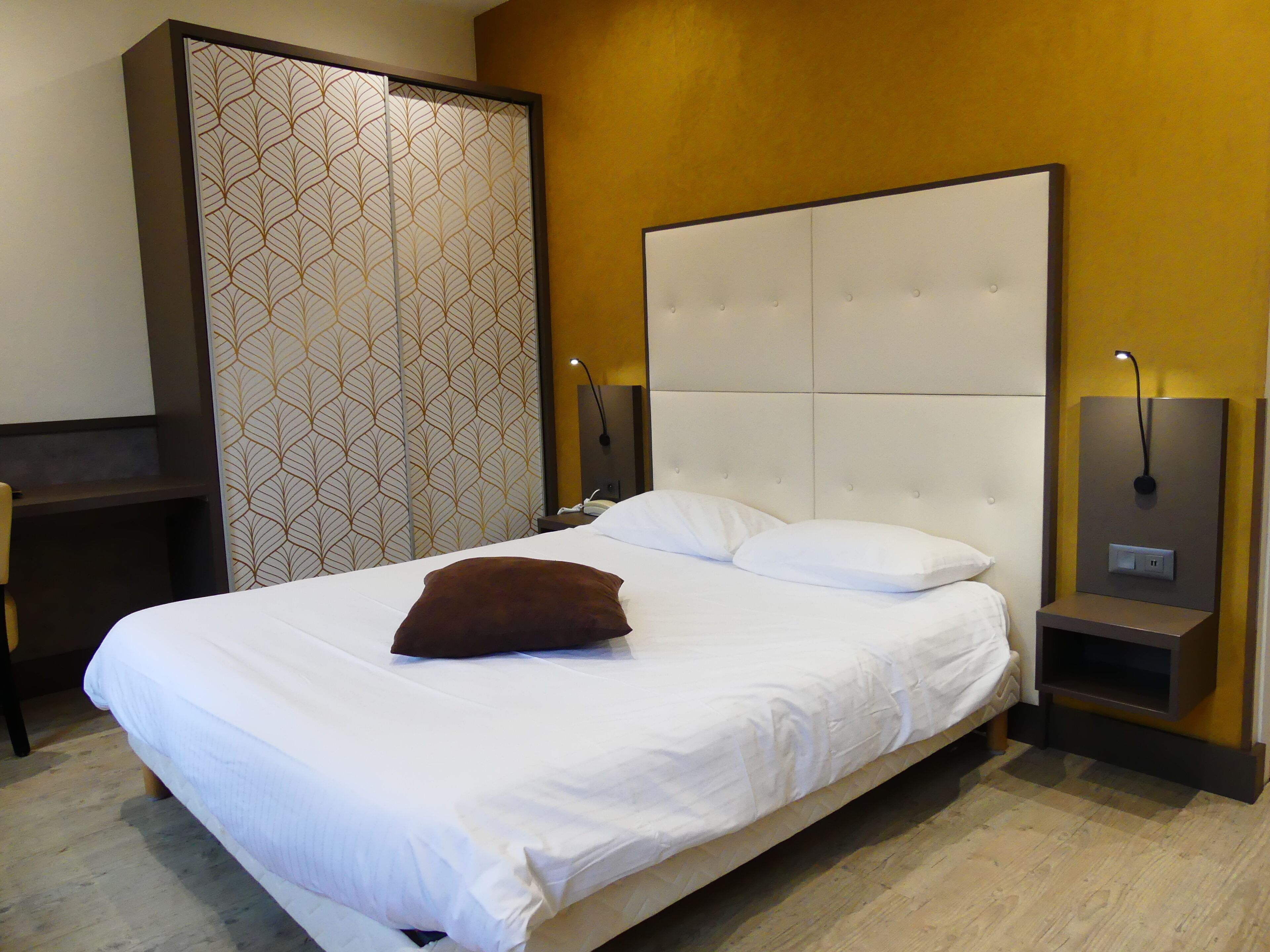 comfort double room | in-room safe, desk, soundproofing, free wifi