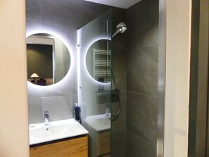 Family Room | Bathroom | Hair dryer, towels - Hotel des Bains (Gerardmer)