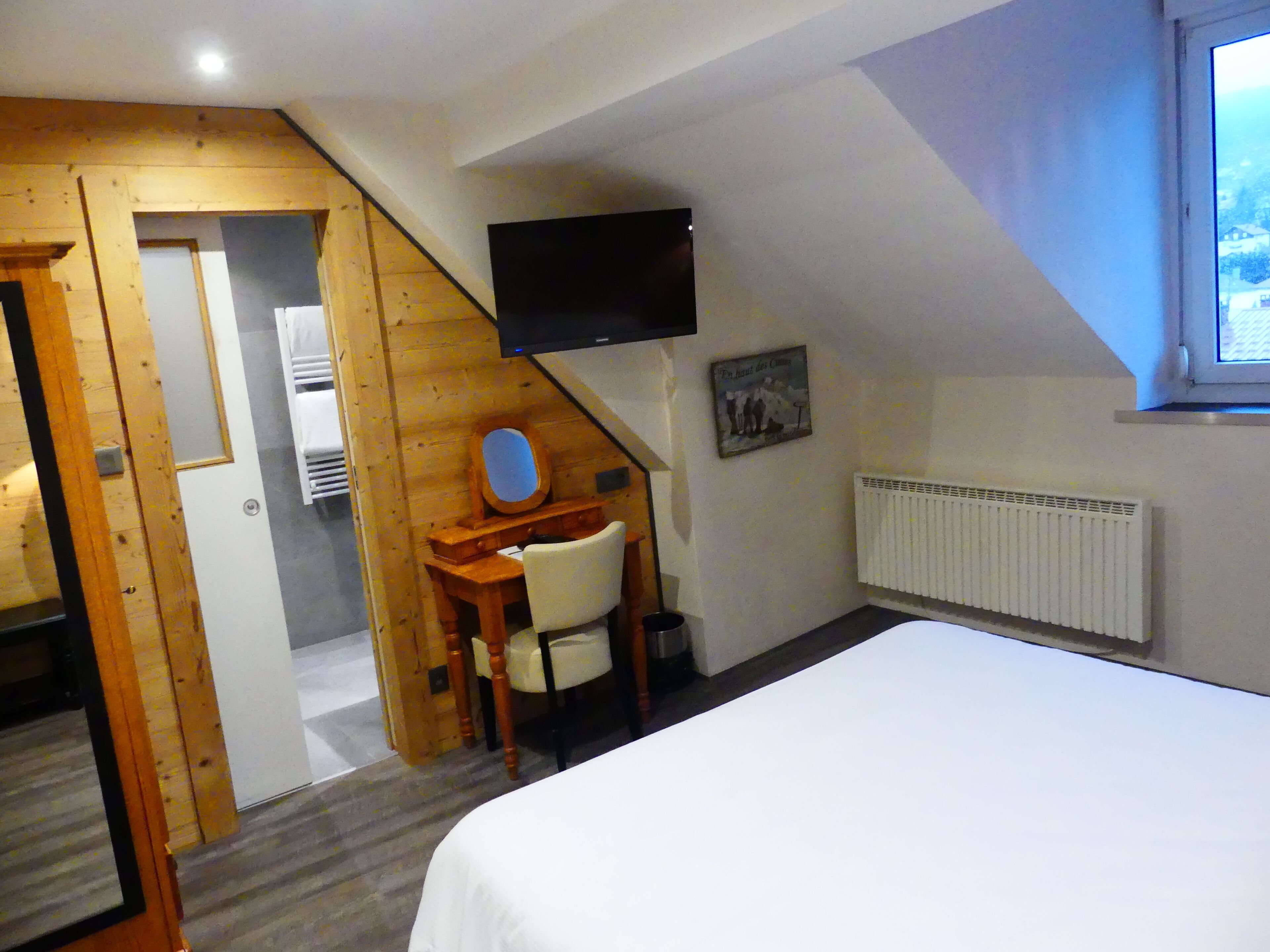 comfort double room | in-room safe, desk, soundproofing, free wifi