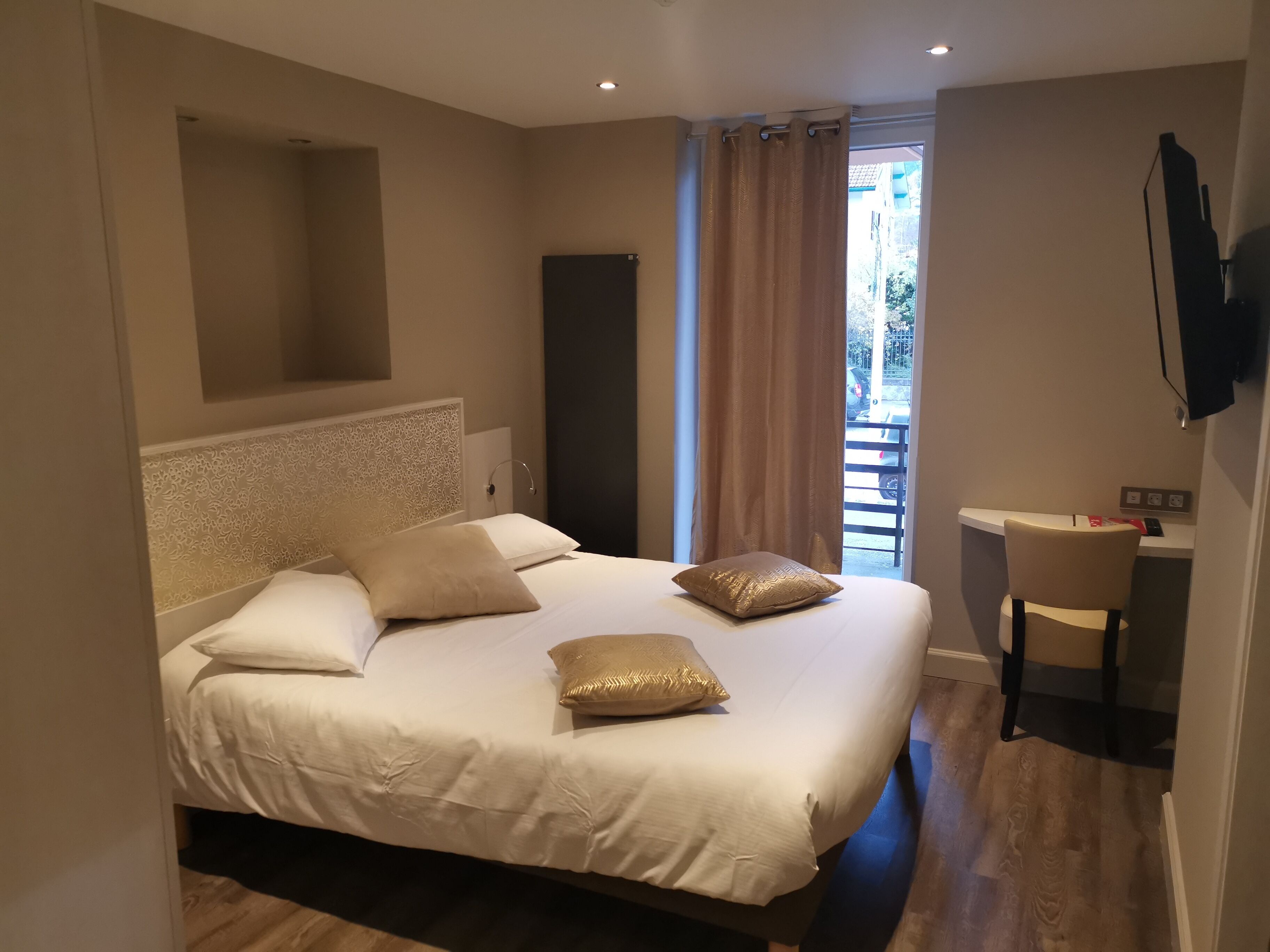 comfort double room | in-room safe, desk, soundproofing, free wifi