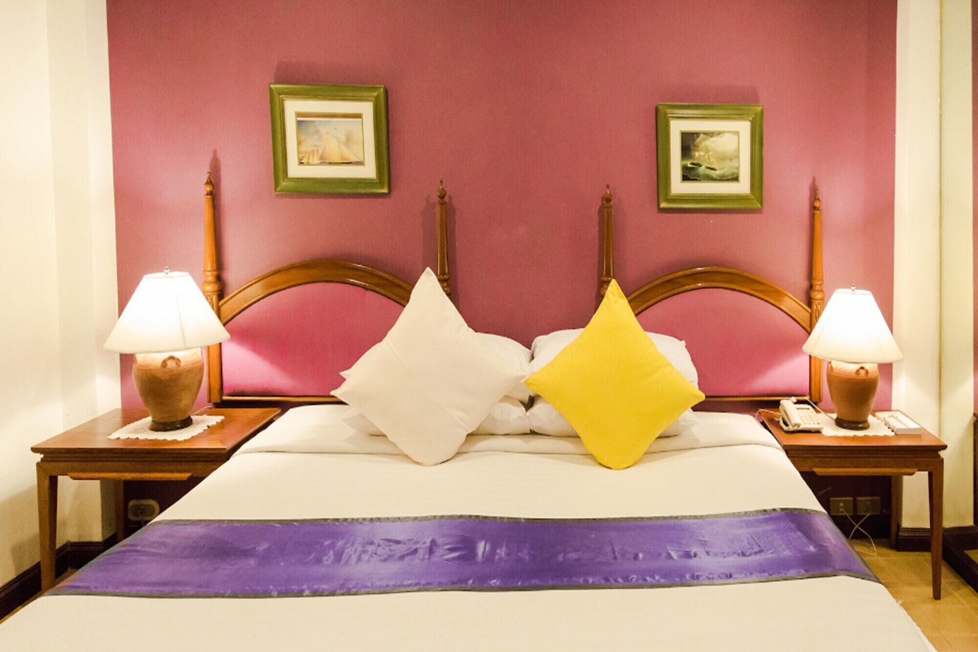 เตียง Select Comfort, มินิบาร์, ตู้นิรภัยในห้องพัก, โต๊ะทำงาน