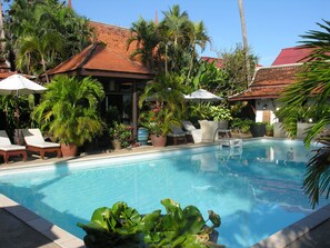 Outdoor pool, pool umbrellas, sun loungers - White House Beach Resort (Koh Samui)