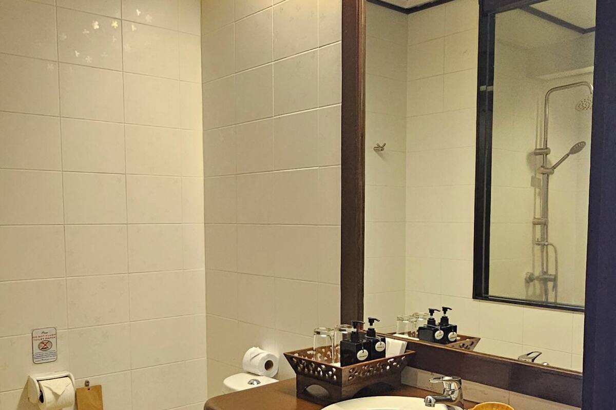 classic room | bathroom | free toiletries, hair dryer, bathrobes, slippers