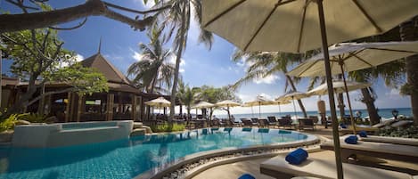 Piscine extérieure, parasols de plage, chaises longues