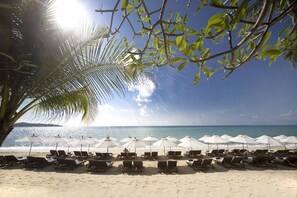 在海滩、沙滩椅、海滩遮阳伞、沙滩毛巾