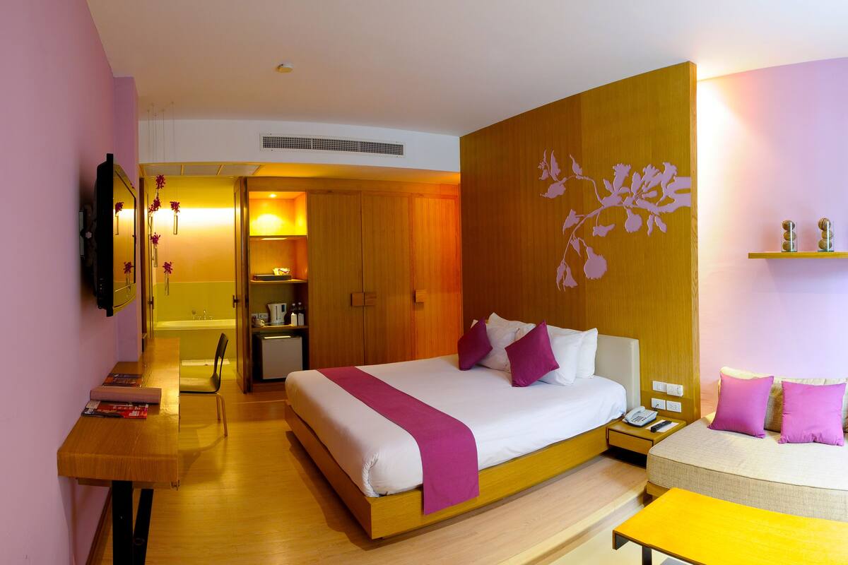 Deluxe Room | Living area | 32-inch plasma TV with satellite channels, TV