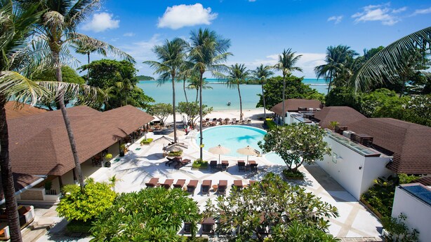 Outdoor pool, pool umbrellas - Iyara Beach Hotel & Plaza (Koh Samui)