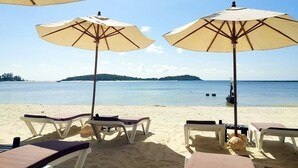 On the beach, white sand, sun loungers, beach umbrellas - Iyara Beach Hotel & Plaza (Koh Samui)