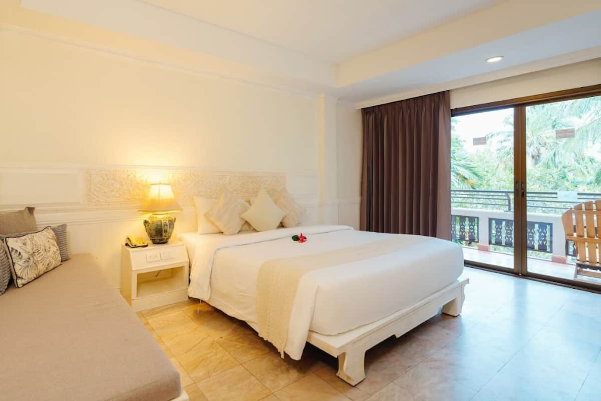 Phòng (Grand Deluxe) | Minibar, két bảo mật tại phòng, bàn 