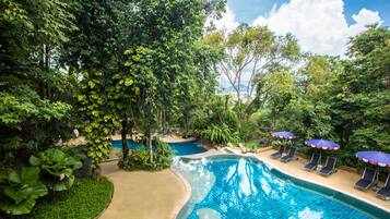 2 piscinas externas, barracas de cortesia, guarda-sóis