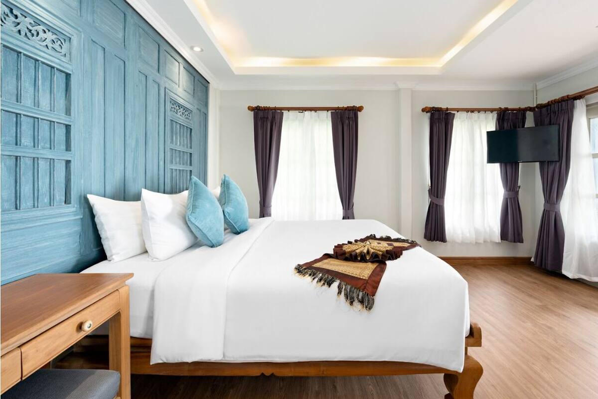Grand Deluxe Bungalow | Minibar, két bảo mật tại phòng, bàn 