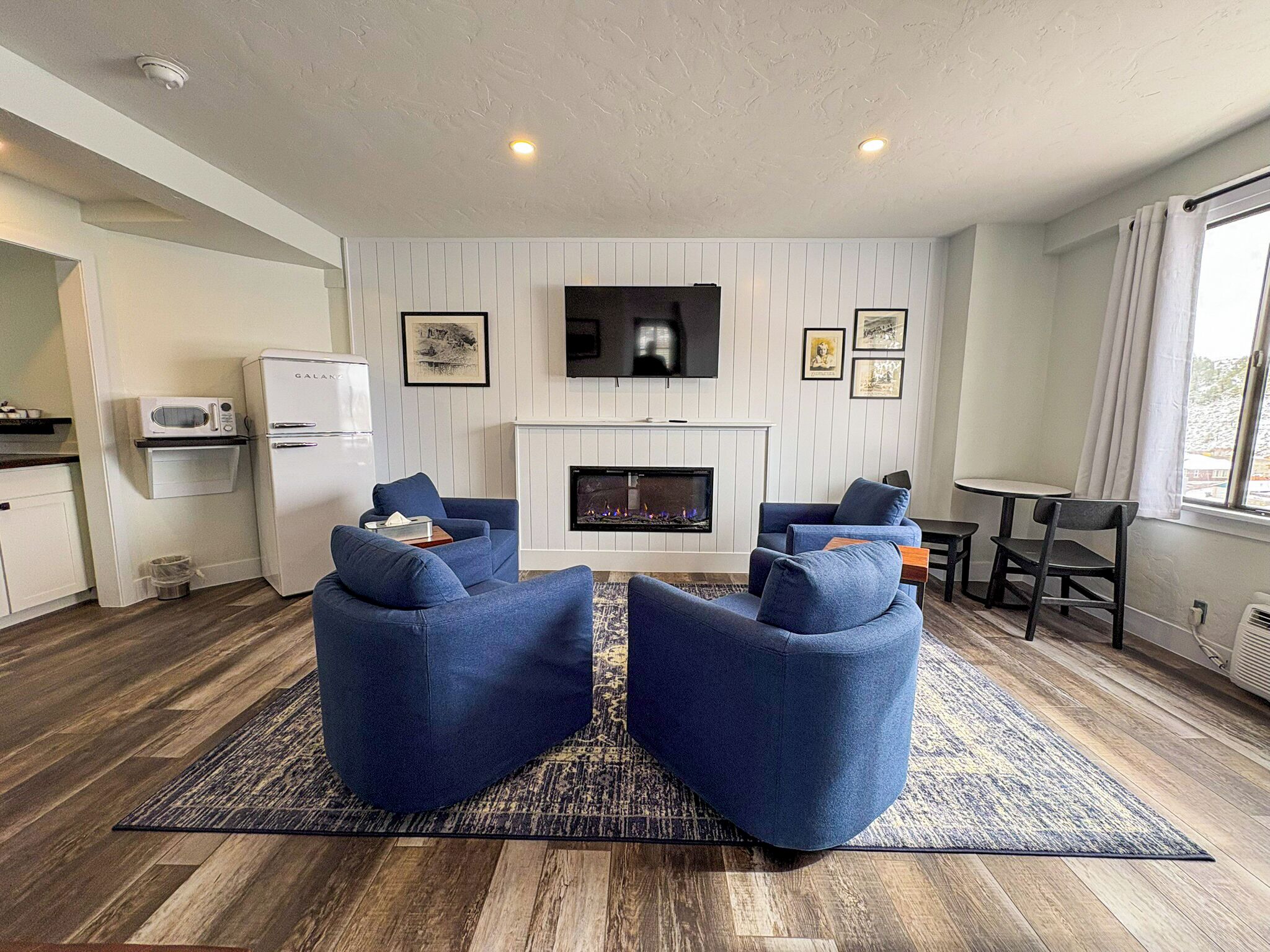 Suite – premier | Oppholdsområde | En 50-tommers Flatskjerm-TV med Parabol-TV samt TV