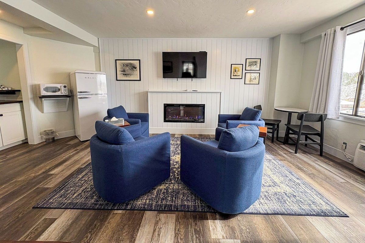 Suite – premier | Oppholdsområde | En 50-tommers Flatskjerm-TV med Parabol-TV samt TV