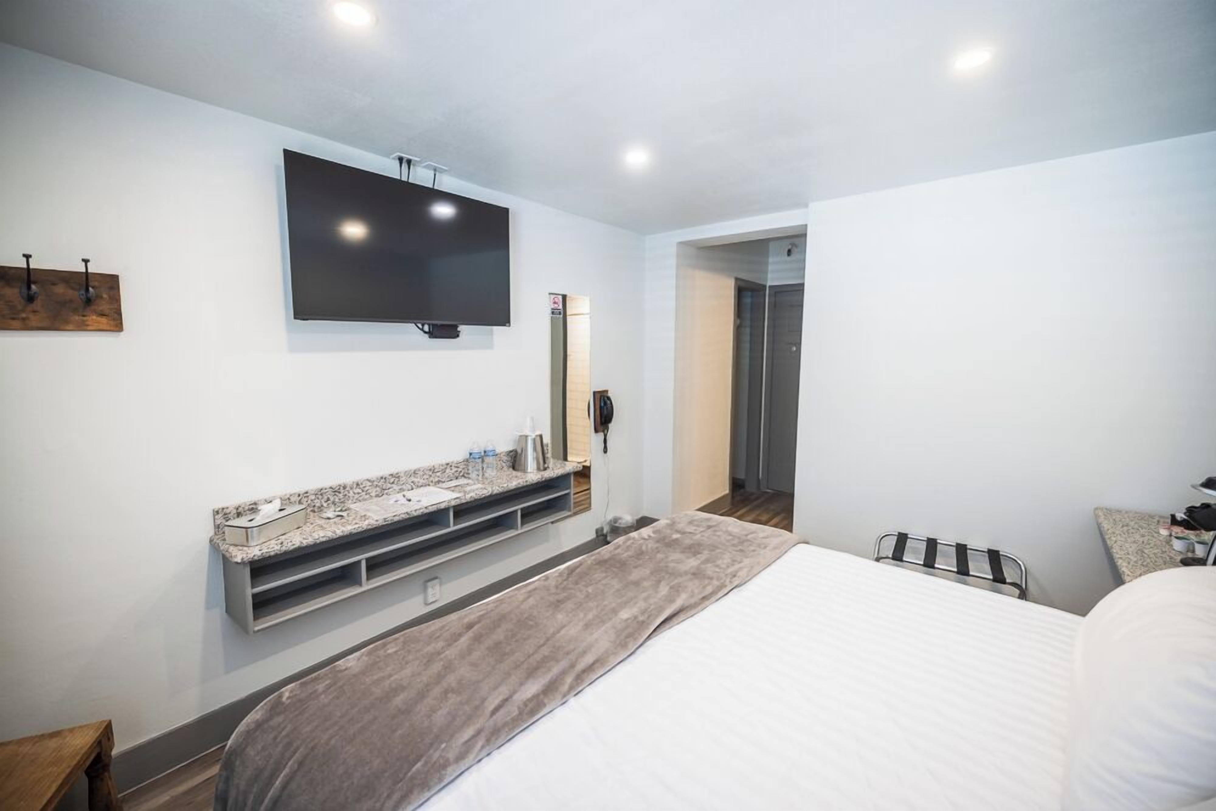 deluxe room, 1 king bed | 1 bedroom, individually decorated, individually furnished