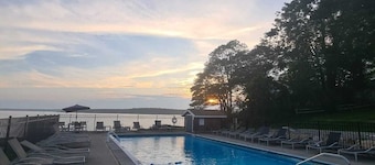 Smuggler's Cove Inn