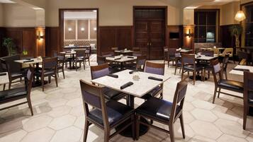 Desayuno buffet diario (USD 20 por persona)