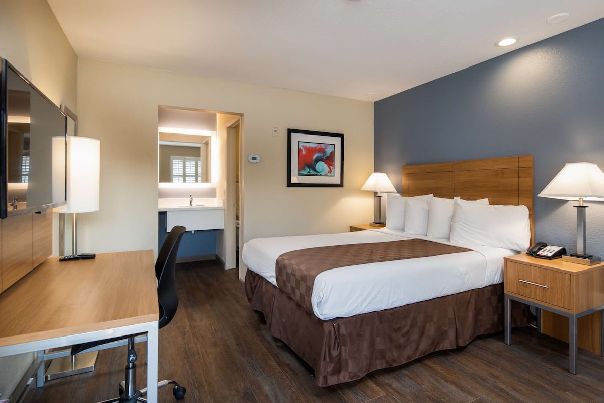 Luxe beddengoed, een bureau, een laptopwerkplek