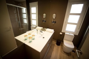 A bathroom with a shower, toilet, and sink. - Diufain (Conil de la Frontera)