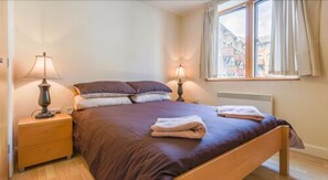 Appartamento Classic, 2 camere da letto | 1 camera, una scrivania, ferro/asse da stiro