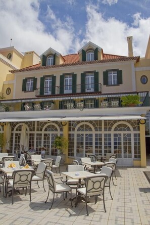 Outdoor dining - Quinta Bela Sao Tiago (Funchal)