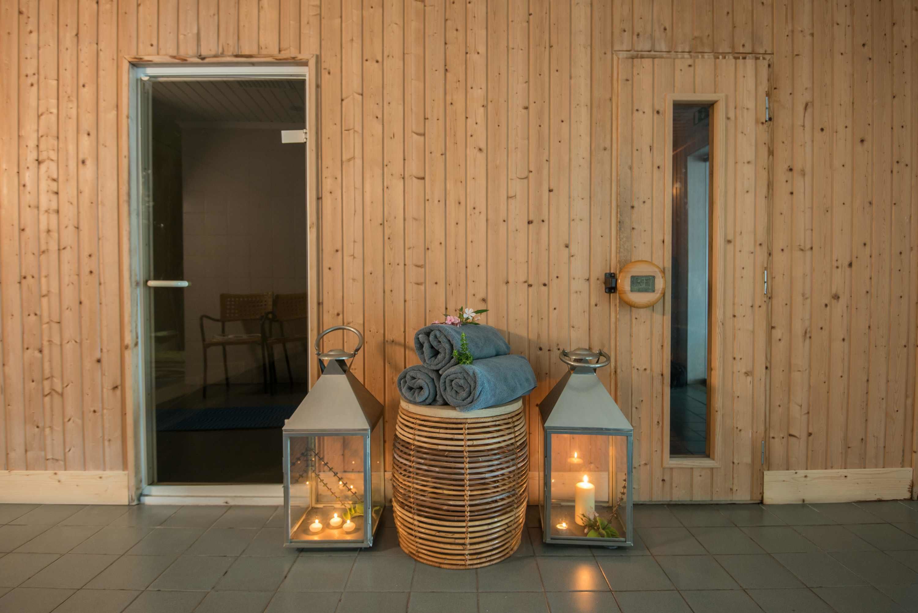 Un mur extérieur en bois avec une porte en verre et une petite fenêtre.