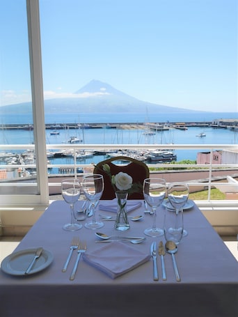 Se sirven desayunos, almuerzos y cenas; con vista a la piscina. Azoris Faial Garden