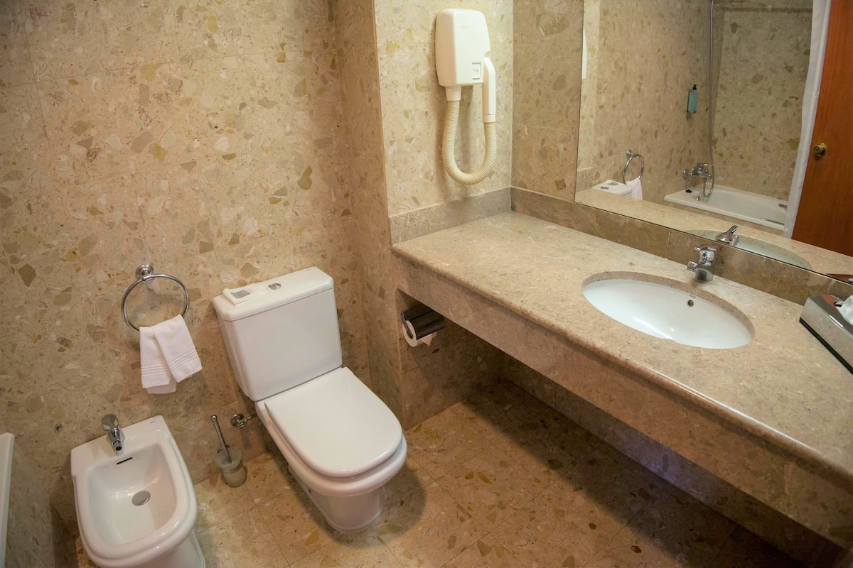 deluxe suite, sea view | bathroom | free toiletries, hair dryer, bidet, towels