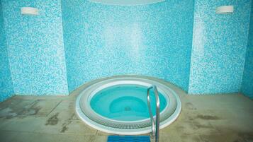 Indoor spa tub