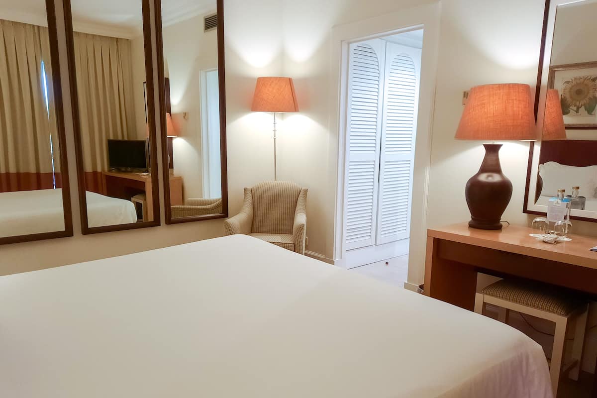 Minibar, in-room safe, desk, free WiFi