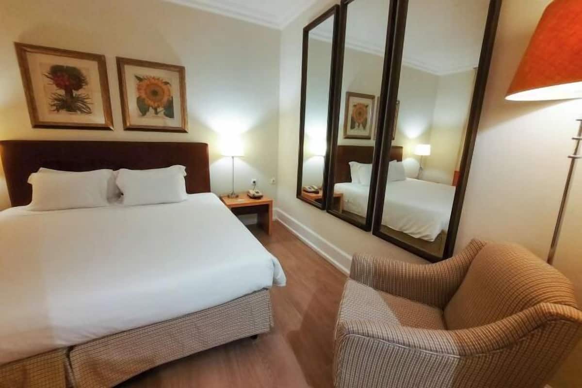 Minibar, in-room safe, desk, free WiFi