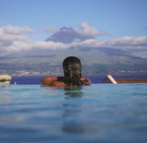 Piscina coberta, piscina a l'aire lliure, para-sols i gandules 