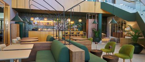 Un intérieur moderne comprenant un bar, des espaces de détente et un escalier.