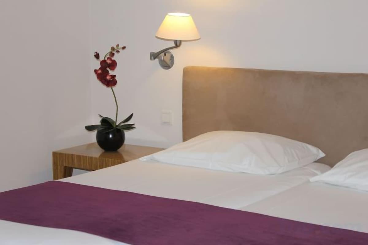 Minibar, in-room safe, soundproofing, WiFi (free)