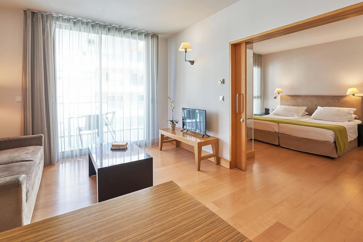 Apartment (Apartment Triple Side Sea View) | Minibar, Zimmersafe, schallisolierte Zimmer, kostenloses WLAN