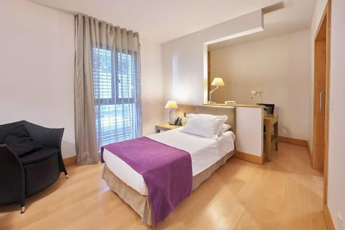 1 bedroom, desk, soundproofing, free WiFi