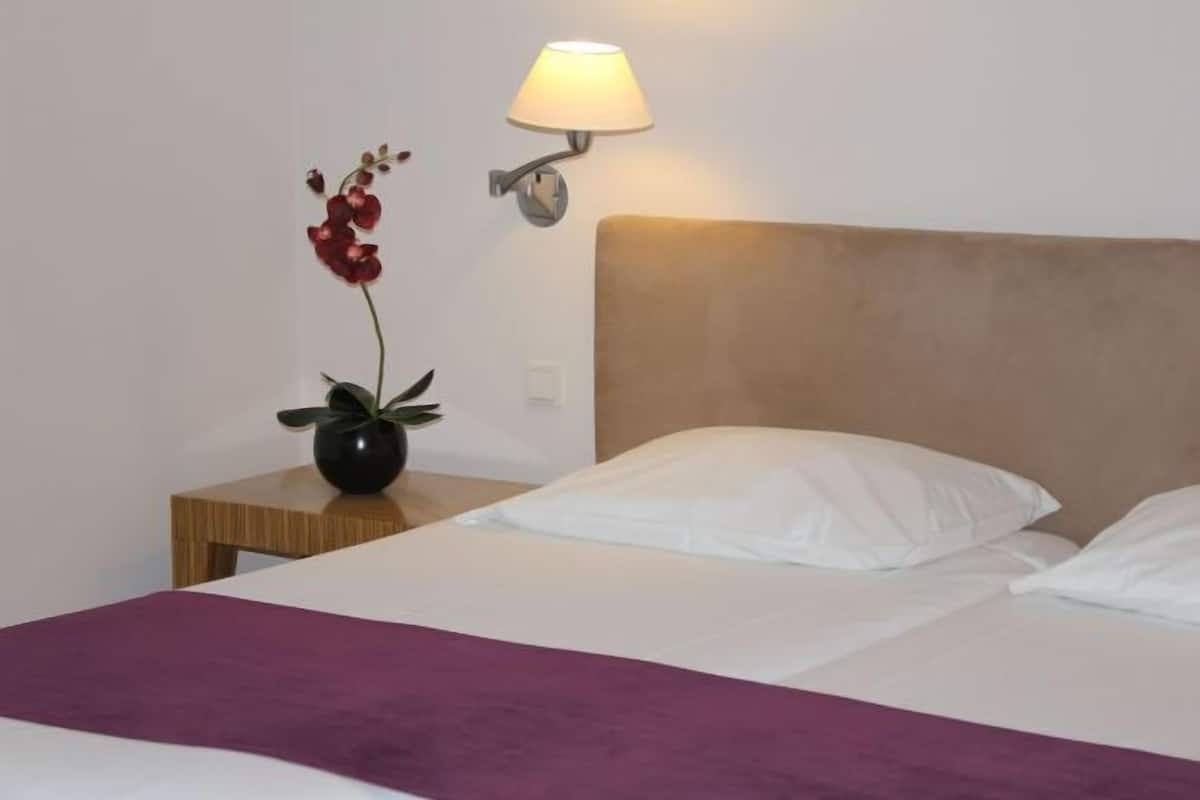 Minibar, in-room safe, soundproofing, free WiFi