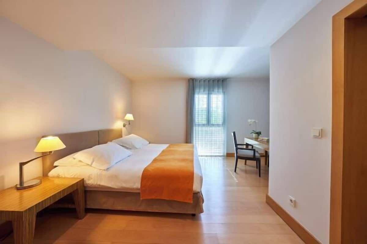 1 bedroom, desk, soundproofing, free WiFi