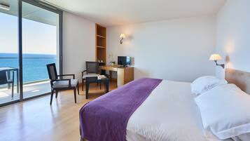 Zweibettzimmer, Meerblick | Minibar, schallisolierte Zimmer, kostenloses WLAN, Bettwäsche