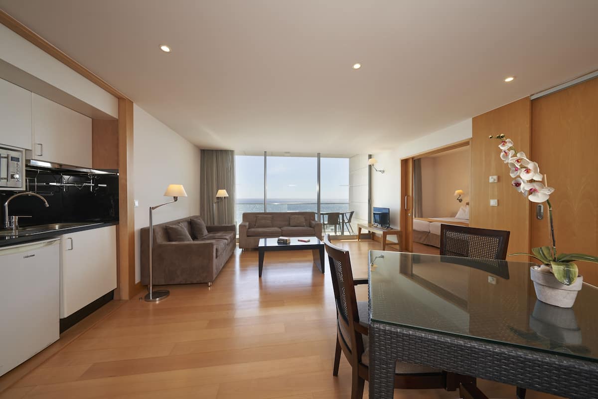Apartemen Premium, pemandangan laut | Area keluarga | TV layar datar