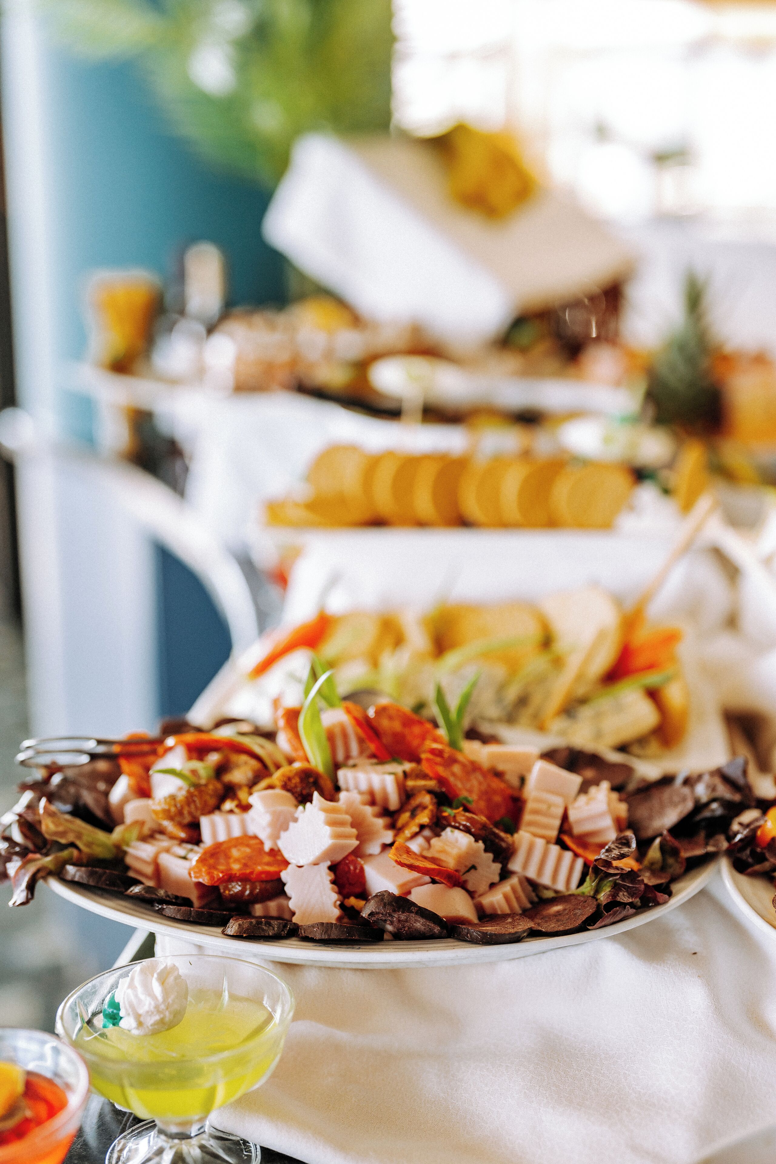 Une table de buffet avec divers plats et un verre de dessert.