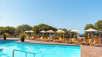Utomhuspool, parasoller och solstolar