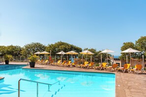 Outdoor pool, pool umbrellas, pool loungers - Muthu Raga Madeira Hotel (Funchal)