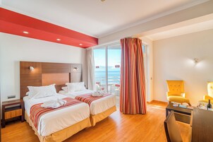 Frigobar, cofres nos quartos, escrivaninha, Wi-Fi de cortesia