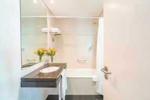 Combined shower/tub, deep soaking tub, free toiletries, hair dryer