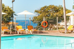 室外游泳池，池畔遮阳伞，日光浴躺椅